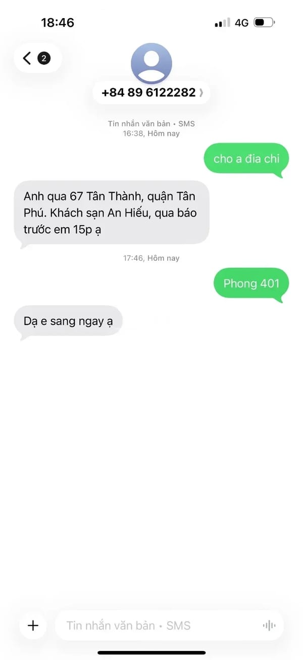 Em đẹp tuyệt vời nói chuyện thân thiện hôn môi bú mút như người tình