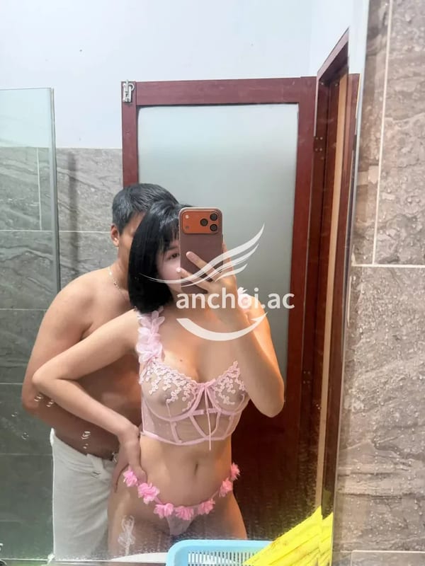 Mới gặp e hôm qua, giờ vẫn còn nhớ. E làm phê lắm mấy ông ơi. Chắc chút lại ghé 