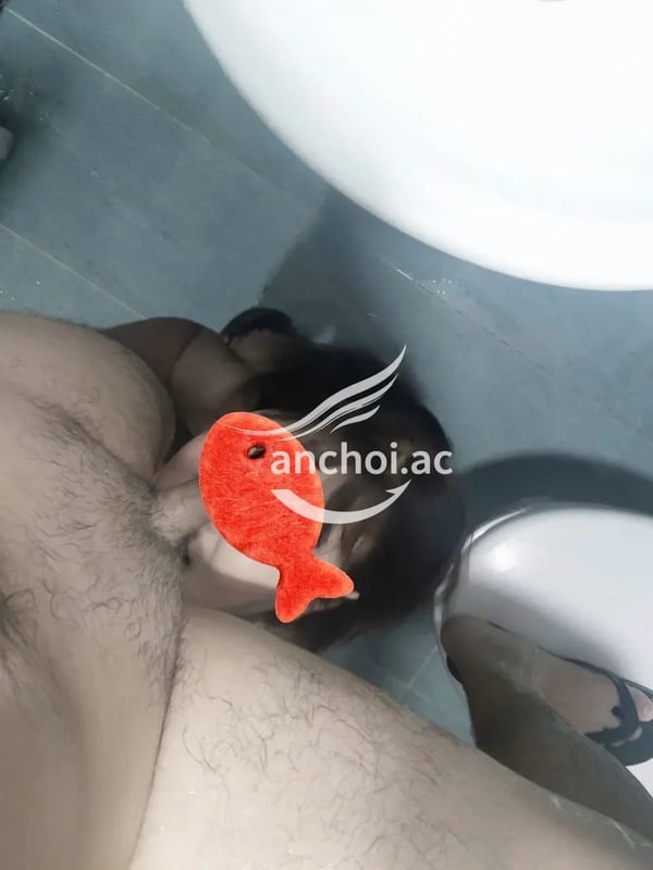 Em này ngon, sạch sẽ thơm tho làm tình trong nhà tắm rất phê